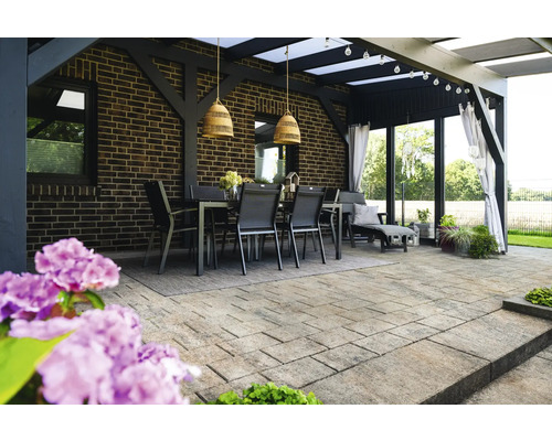 Terrasse avec pavés, table à manger et pergola