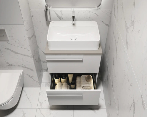 Modernes Badezimmer mit weissem Waschtischunterschrank und offenem Schubfach für Badutensilien.