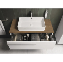 Modernes Badezimmer mit Waschtisch, weissem Aufsatzwaschbecken und offenem Schubladenauszug