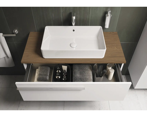 Modernes Badezimmer mit Waschtisch, weissem Aufsatzwaschbecken und offenem Schubladenauszug