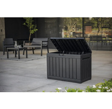 Geöffnete, schwarze Aufbewahrungsbox aus Kunststoff im Aussenbereich