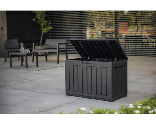 Geöffnete, schwarze Aufbewahrungsbox aus Kunststoff im Aussenbereich