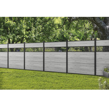 Gartenzaun mit Holzelementen und dekorativen Metalleinsätzen