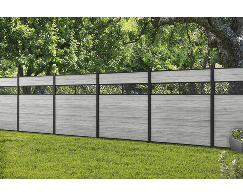 Gartenzaun mit Holzelementen und dekorativen Metalleinsätzen