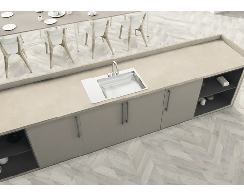 Scène de cuisine avec évier, plan de travail et table à manger