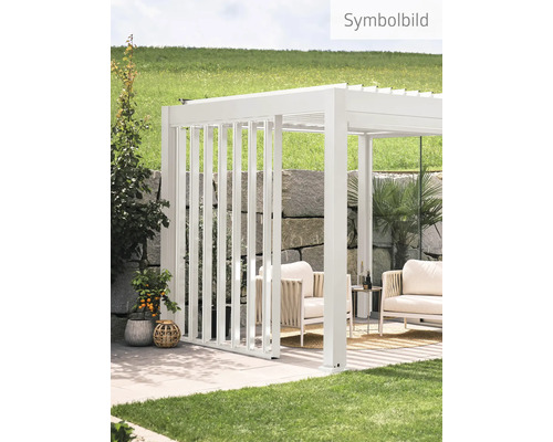 Terrasse mit Pergola und Sitzmöbeln im Freien.