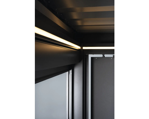 Vue détaillée d'un toit de terrasse avec éclairage LED et porte coulissante