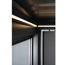 Vue intérieure d'un sauna avec des plafonniers et une porte en verre