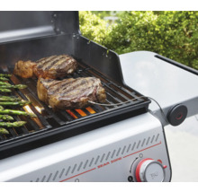 Gril à gaz avec steaks et asperges sur la grille