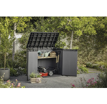 Armoire de jardin avec portes ouvertes et couvercle relevé, remplie d'outils de jardinage et d'une tondeuse à gazon