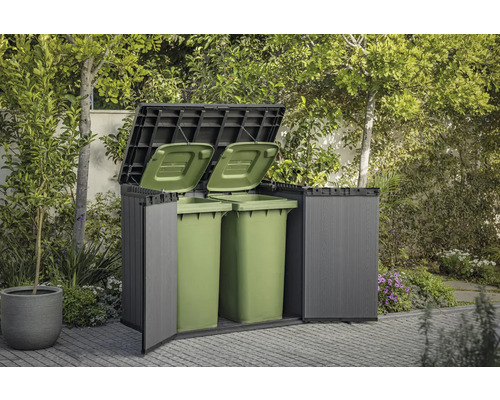 Mülltonnenbox im Garten mit zwei grünen Mülltonnen und geöffneten Deckeln.