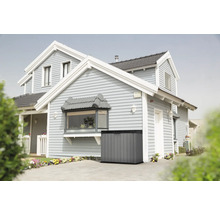 Gartentruhe vor einem Haus mit Fassadenverkleidung