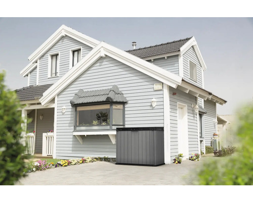 Gartentruhe vor einem Haus mit Fassadenverkleidung