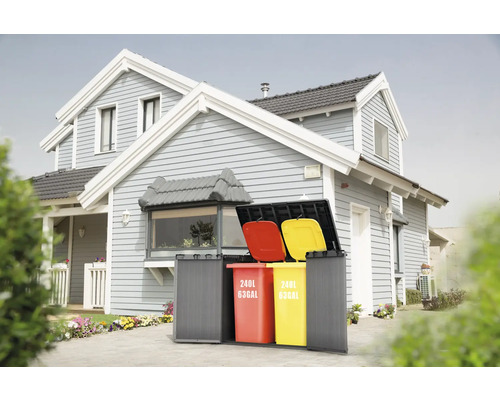 Mülltonnenbox mit drei Mülltonnen vor einem Haus