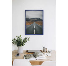 Gerahmtes Landschaftsbild mit Straße, Bergen und Schreibtisch