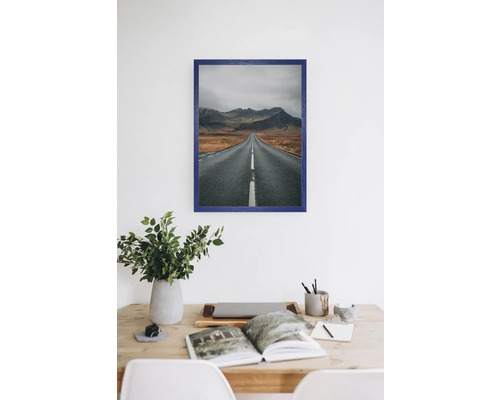 Gerahmtes Landschaftsbild mit Straße, Bergen und Schreibtisch