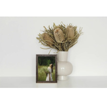 Dekorative Szene mit Bilderrahmen, Vase und Trockenblumenarrangement