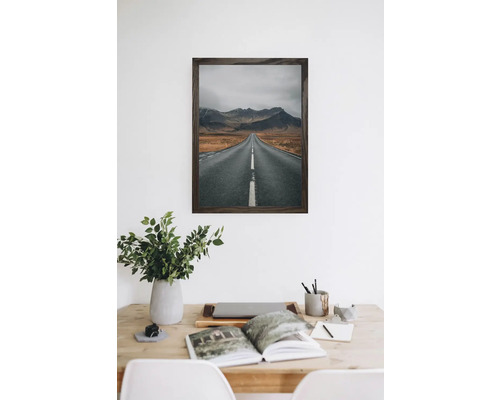 Gerahmtes Bild einer Straße, die sich in Richtung Berge erstreckt