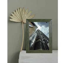 Gerahmtes Bild eines Wolkenkratzers mit getrocknetem Palmenblatt