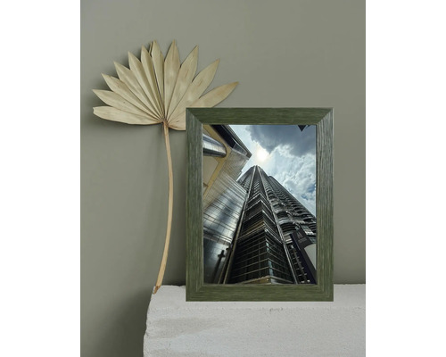 Gerahmtes Bild eines Wolkenkratzers mit getrocknetem Palmenblatt