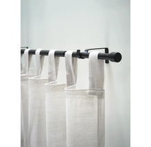 Rideau avec pattes sur une tringle à rideaux