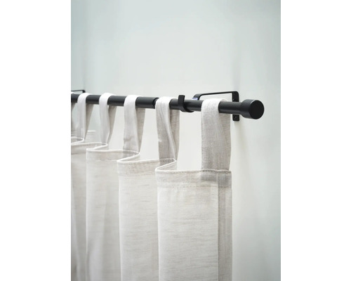 Rideau avec pattes sur une tringle à rideaux