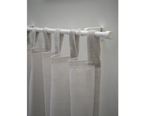 Rideaux suspendus à une tringle à rideaux