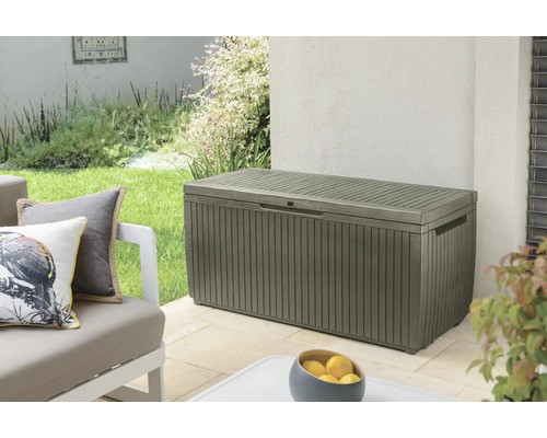 Gartenszene mit einer Aufbewahrungsbox auf einer Terrasse