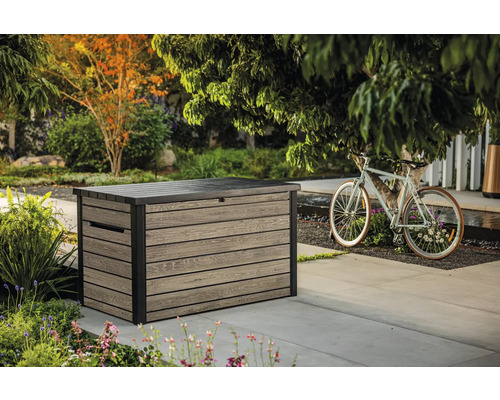 Aufnahme einer Aufbewahrungsbox aus Kunststoff im Garten mit einer Fahrraddekoration