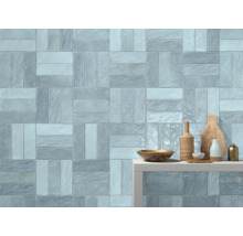 Wandfliesen mit rechteckigem Format in einem hellen Raum.