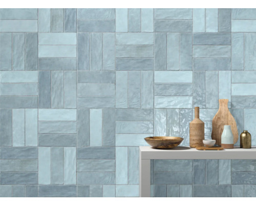 Wandfliesen mit rechteckigem Format in einem hellen Raum.