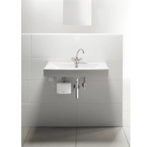 Lavabo avec robinet et chauffe-eau dans salle de bain claire