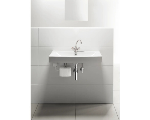 Lavabo avec robinet et chauffe-eau dans salle de bain claire