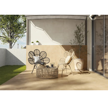 Terrasse avec mobilier en rotin et carrelage