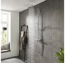 Scène de douche avec robinetterie et porte-serviettes dans une salle de bains moderne