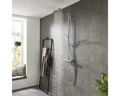 Scène de douche avec robinetterie et porte-serviettes dans une salle de bains moderne