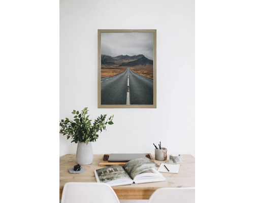 Gerahmtes Wandbild mit Strassenmotiv über einem Schreibtisch