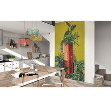 Cuisine lumineuse et spacieuse avec table à manger et papier peint photo avec motif de bâtiment