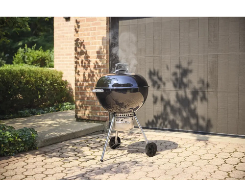 Barbecue boule avec couvercle et roulettes à l'extérieur