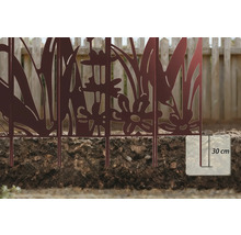 Bordure de parterre décorative avec motif floral et indication de la profondeur d'ancrage dans le sol.