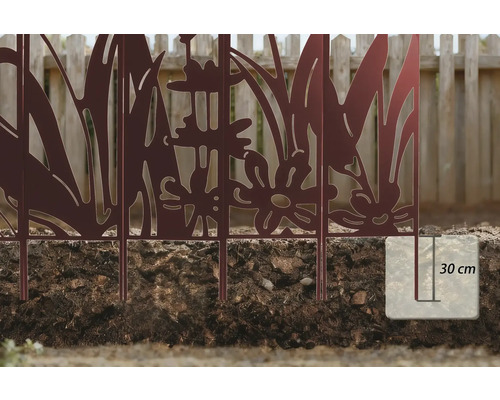 Bordure de parterre décorative avec motif floral et indication de la profondeur d'ancrage dans le sol.