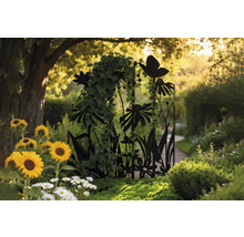 Clôture de jardin décorative avec motifs de plantes et de papillons dans un paysage de jardin.