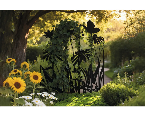 Clôture de jardin décorative avec motifs de plantes et de papillons dans un paysage de jardin.