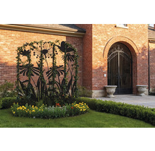 Scène de jardin avec support pour plantes en métal, fleurs et mur de briques