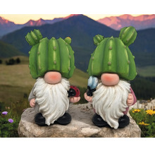 Zwei Gartenzwerge mit Kaktushut auf einem Stein