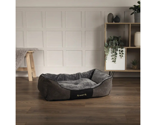 Hundebett aus Stoff mit Scruffs Logo in einem dekorierten Raum