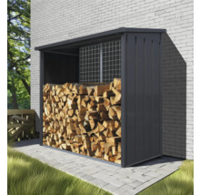 Holzlager aus Metall mit Holzfüllung an einer Hauswand