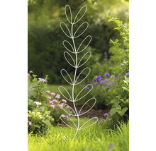 Garten mit einer Dekoration in Form eines weißen Metallblattes.