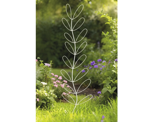 Garten mit einer Dekoration in Form eines weißen Metallblattes.