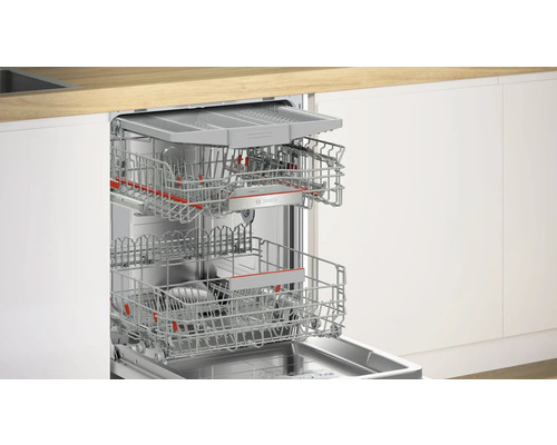 Lave-vaisselle ouvert avec paniers à vaisselle